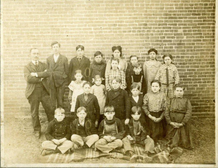 photo of class at Mill Creek School