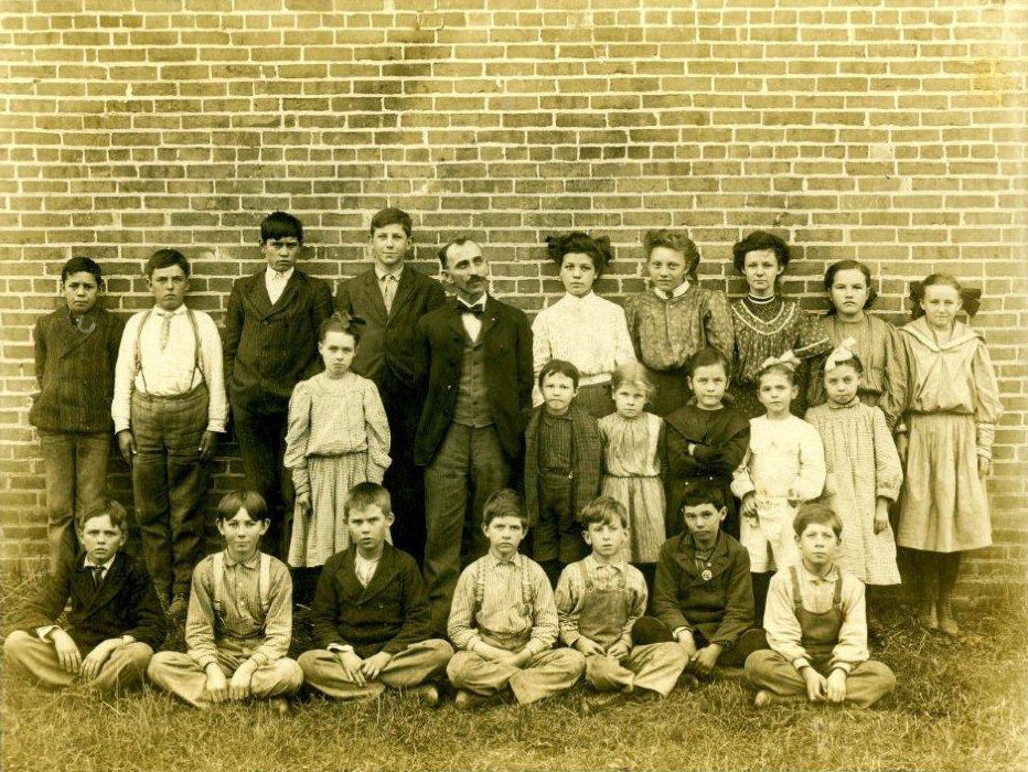 photo of class at Mill Creek School